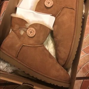 Mini bailey button uggs